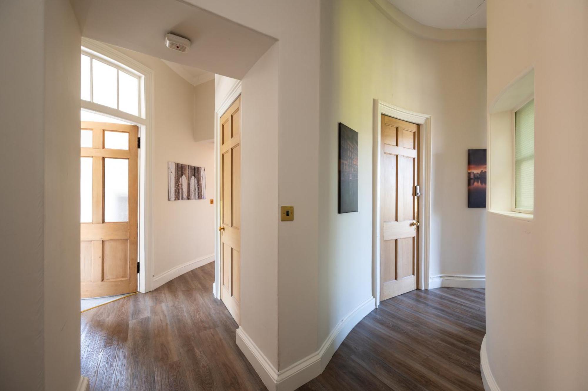 Windsor Street Apartment — Photos 2