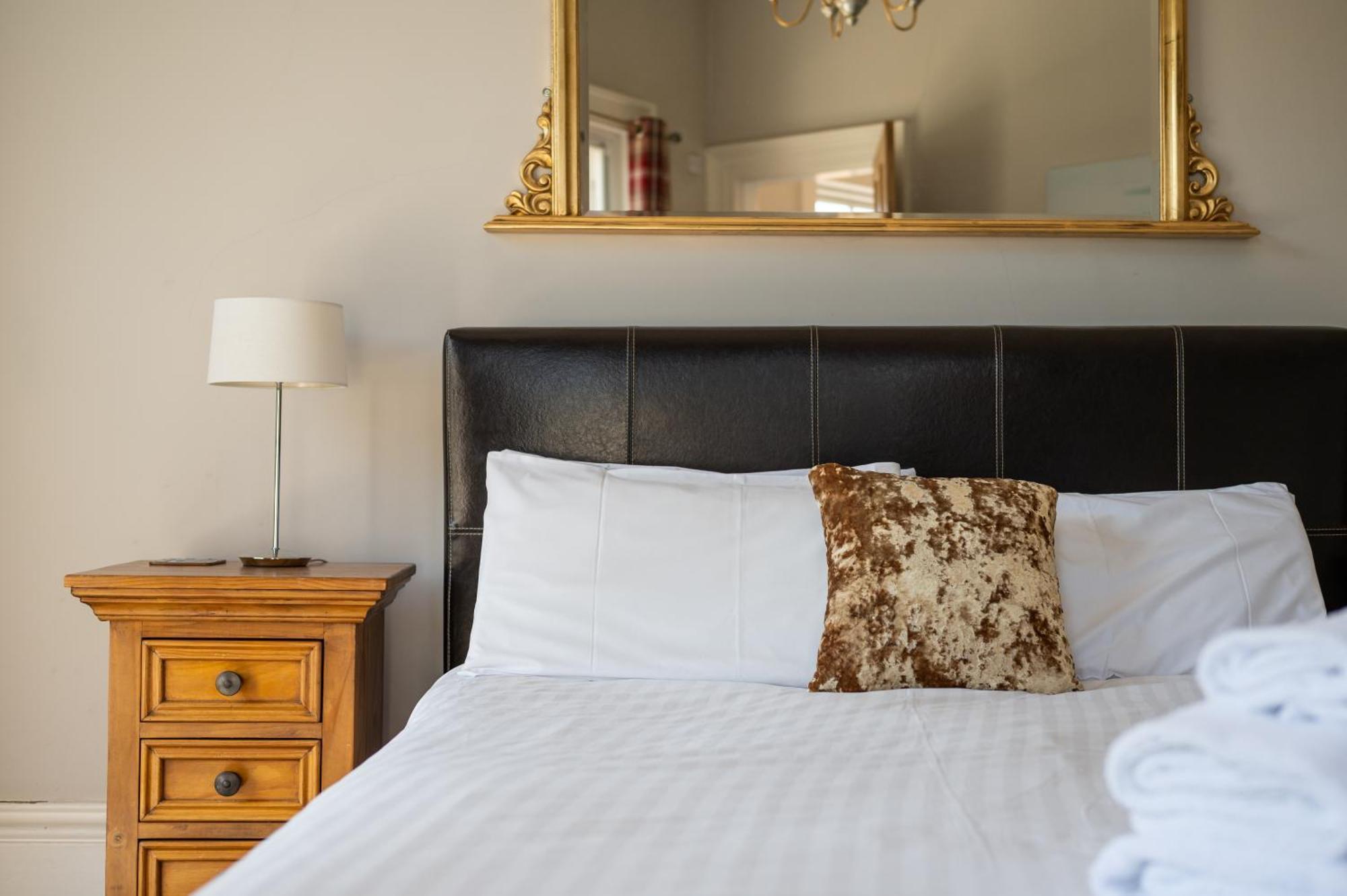 Windsor Street Apartment — Photos 1